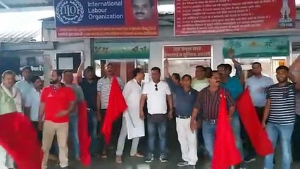 इटारसी स्टेशन लॉबी के सामने रेल कर्मियों ने किया प्रदर्शन