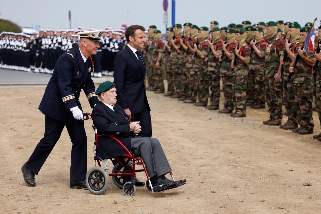 79 ans du Débarquement : Emmanuel Macron avec Léon Gautier à Colleville-Montgomery