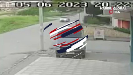 Balıkesir'de şaşkına çeviren kaza anı! Bisiklet sürücüsü çarptığı arabanın römorkuna düştü