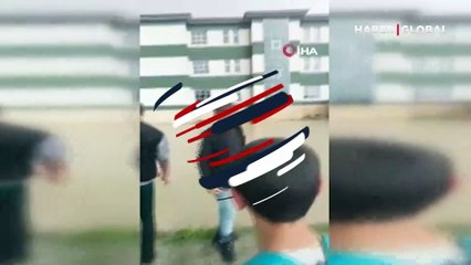 Zor anlar yaşadılar... Okul bahçesi sular altında kaldı, öğrenciler birbirini sırtladı