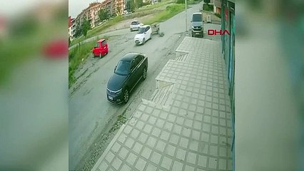 12 yaşındaki çocuk bisikletiyle otomobilin römorkuna çarptı