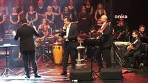 Mersin Yenişehir Belediye Başkanı Abdullah Özyiğit, dayanışma konserinde sahne aldı
