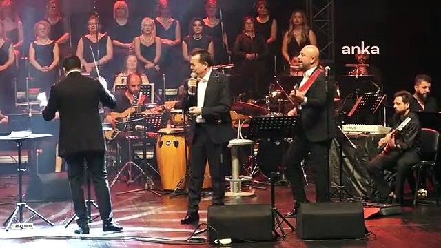 Le maire de Mersin Yenişehir, Abdullah Özyiğit, est monté sur scène lors du concert de solidarité