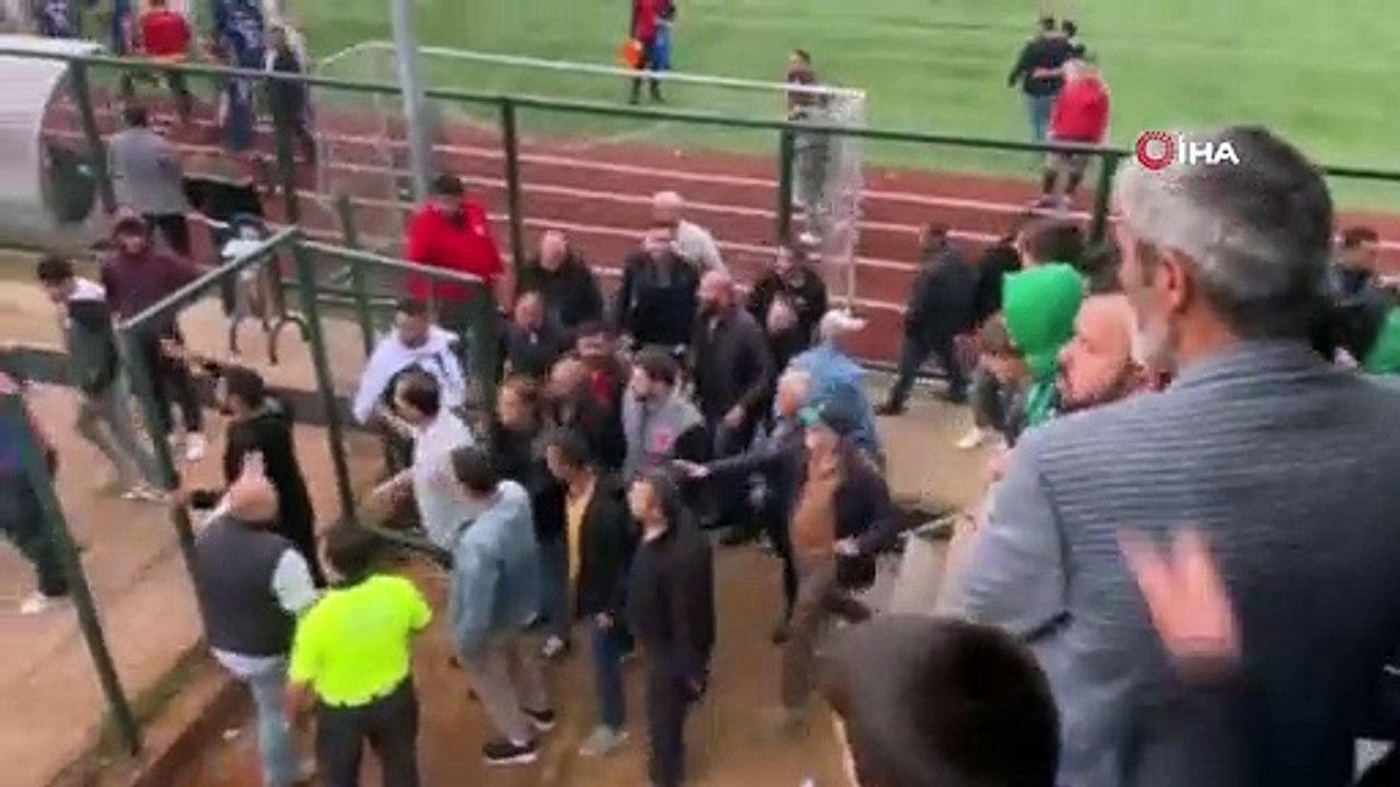 Çivili kramponlu futbolcu taraftara tekme attı