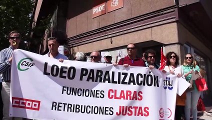 Cacerolada ante la sede del PSOE de Valladolid de los funcionarios de Justicia