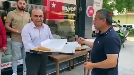 Cumhurbaşkanı Erdoğan'ın zaferini 25 kilo baklava dağıtarak kutladı