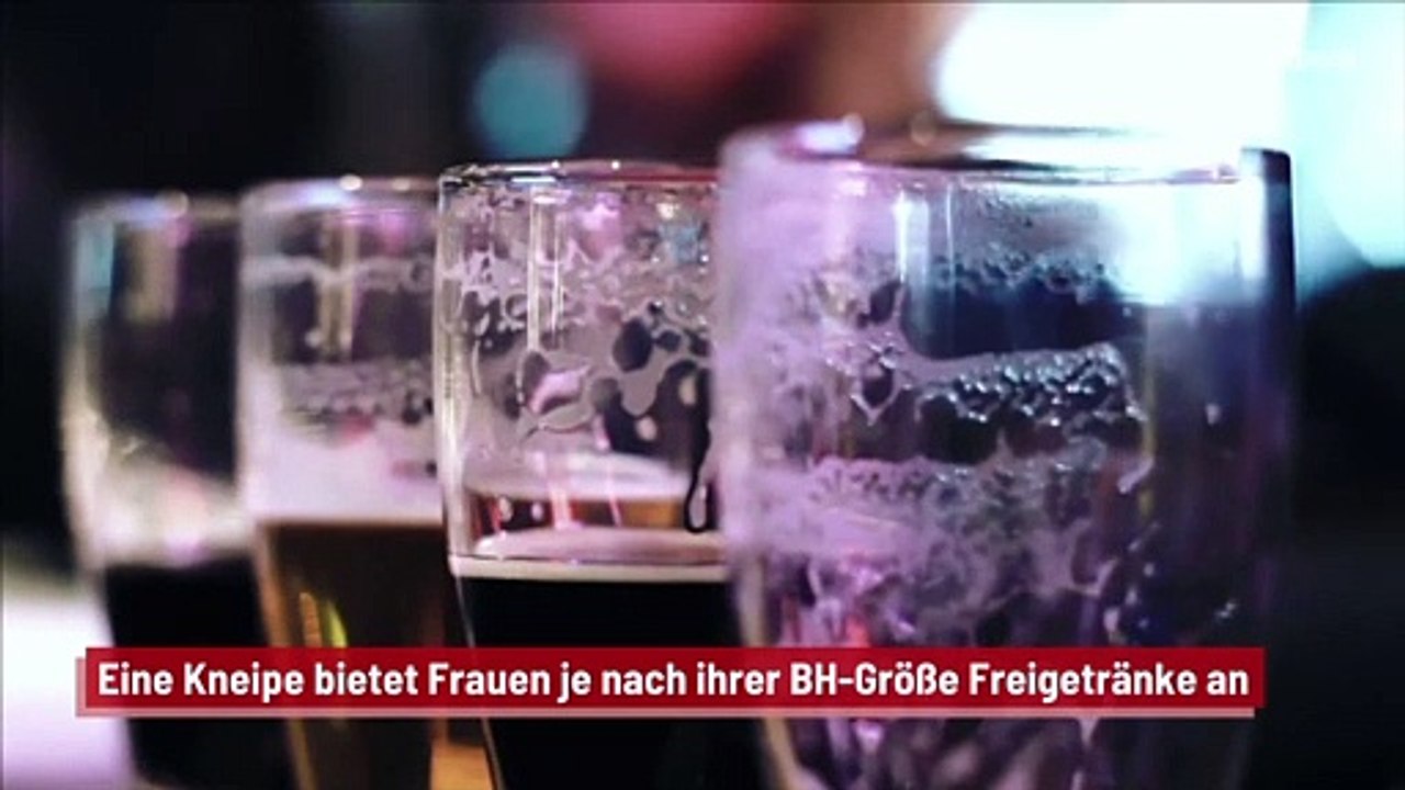 Eine Kneipe bietet Frauen je nach ihrer BH-Größe Freigetränke an