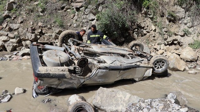 Otomobil dereye uçtu: 1 ölü, 1 yaralı