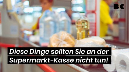 Diese Dinge sollten Sie an der Supermarkt-Kasse nicht tun!