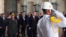 Cumhurbaşkanı Erdoğan, yeni kabine üyeleriyle birlikte Anıtkabir'i ziyaret etti