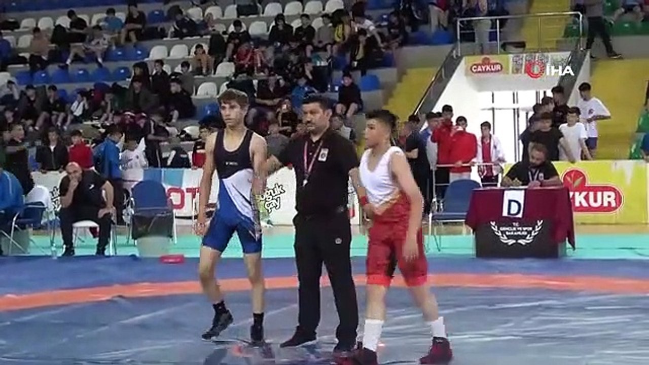 Le championnat de Turquie de lutte gréco-romaine U15 de Mehmet Akif Pirim a commencé