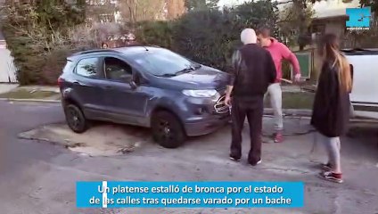 Un platense estalló de bronca por el estado de las calles tras quedarse varado por un bache
