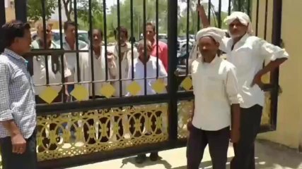 सागर: पटवारी ने अपने रिश्तेदारों के नाम करा दी किसानों की जमीन, पीड़ित पहुंचे कलेक्ट्रेट