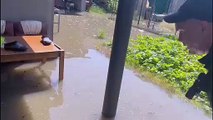 الشرطة الأوكرانية تجلي السكان من المناطق التي غمرتها الفيضانات في خيرسون بعد انفجار سد كاخوفكا