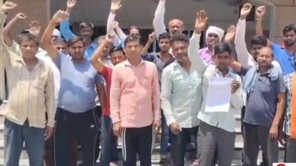अमरोहा: टेंपो चालकों पर दबंगई का आरोप, ई-रिक्शा वालों ने डीएम कार्यालय पर किया प्रदर्शन