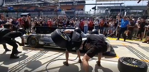 24 heures du Mans : les mécaniciens de Cool Racing changent les pneus à la vitesse de l'éclair