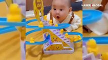 Ördekli oyuncağı karşısında şaşıran bebeğin tepkileri sosyal medyayı salladı