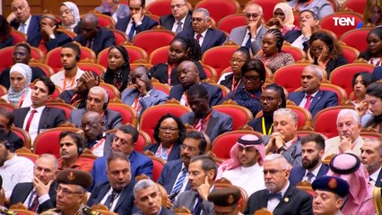 الرئيس السيسي يتفقد أجنحة المعرض الطبي الإفريقي الثاني ويتسمعلشرح مفصل من العارضين