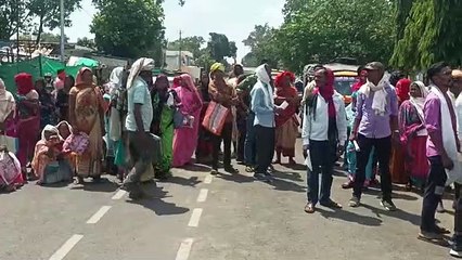 डीबीटी नहीं होने पर लोगों ने सड़क पर लगाया जाम, पुलिस ने संभाला मोर्चा