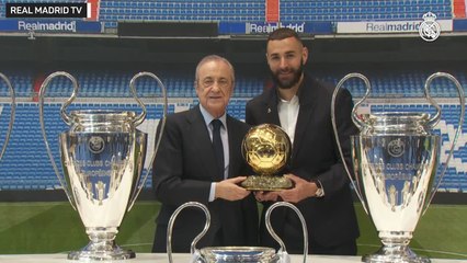 Benzema posa con los 25 títulos conseguidos más el Balón de Oro