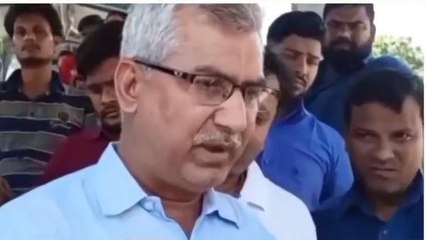 सिवान: ई रिक्शा चालकों ने विभिन्न मांगों को लेकर स्टेशन परिसर में किया जमकर हंगामा, देखिए