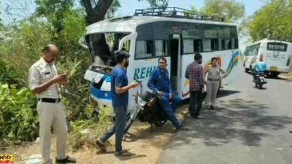 नर्मदापुरम: टायर फटने से यात्री बस पेड़ से टकराई, मची अफरा-तफरी