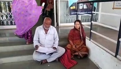 Video herunterladen: न्याय की मांग को लेकर दर दर भटक रहा विकलांग, सुनवाई नही होने पर सहपत्नी बैठा कलेक्टर की सीढिय़ों पर