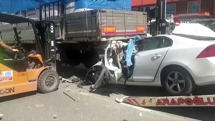 La voiture était coincée dans le camion garé comme une flèche... Ces moments ont été filmés.