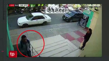 Cámaras muestran cómo sujeto roba un celular de la recepción de una clínica