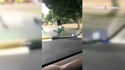 Trafikte hayrete düşüren anlar! Patenci gençlerin tehlikeli yolculuğu kamerada