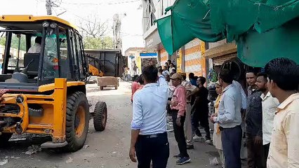 अतिक्रमण पर चला पंजा : कुछ टीम देख दौड़े, कुछ अतिक्रमण टीम ने तोड़े