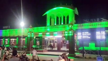 रेल हादसे से देश शोक में डूबा और अलवर जंक्शन को रंग-बिरंगी रोशनी से जगमग कर दिया,देखे वीडियो