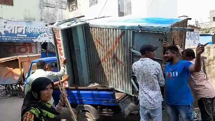 अतिक्रमण पर चला पंजा : कुछ टीम देख दौड़े, कुछ अतिक्रमण टीम ने तोड़े