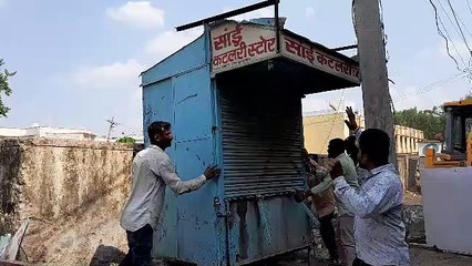 अतिक्रमण पर चला पंजा : कुछ टीम देख दौड़े, कुछ अतिक्रमण टीम ने तोड़े