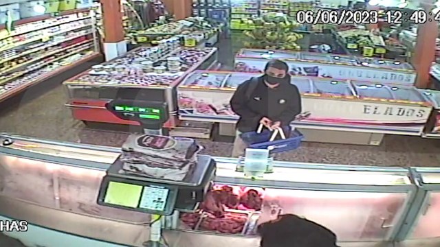 Câmera registra ladrão furtando peças de carne em mercado