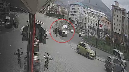 Nefes borusunu tıkayan ekmeğin Heimlich manevrasıyla çıkarıldığı kişi kalp masajıyla hayata döndürüldü