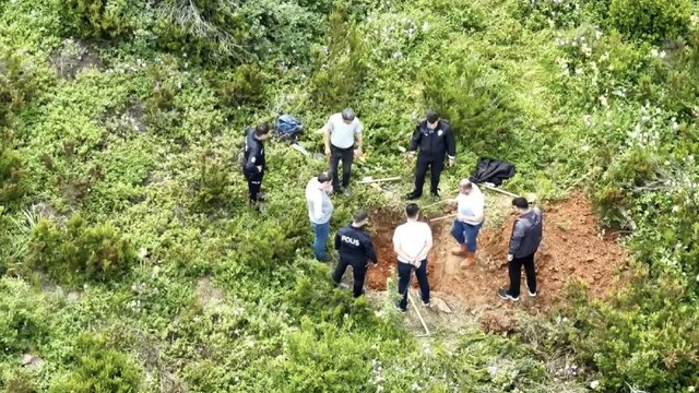 Kaçak kazı yapan defineciler polis dronuna yakalandı