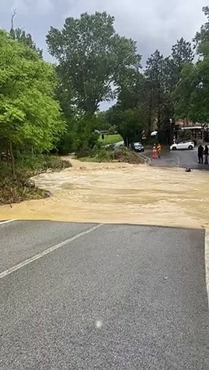 Siena, maltempo: il torrente esonda e invade la strada