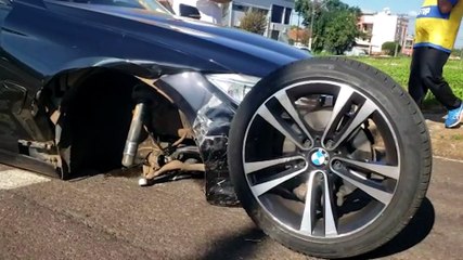 BMW perde uma roda e Corsa fica destruído após acidente no Centro