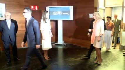 La Reina Letizia rescata un vestido blanco repleto de detalles que lo hacen único