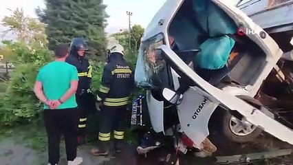 Un camion a percuté un arbre fendu en deux : 2 blessés