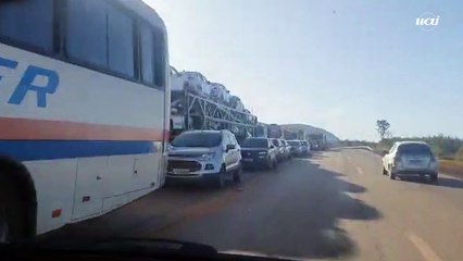 Caminhão tomba na BR-040 e causa 6km de congestionamento
