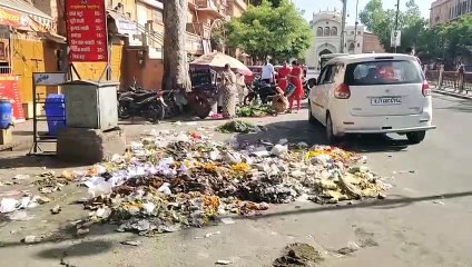 Télécharger la video: सफाईकर्मियों की हड़ताल... घरों से नहीं उठाया गया कचरा