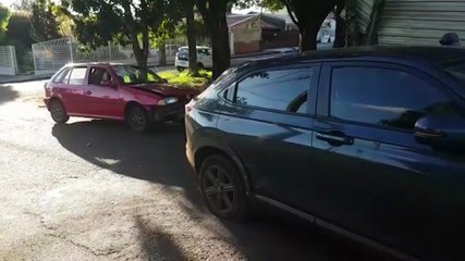 Gol e Honda HRV se envolvem em acidente no Bairro Guarujá