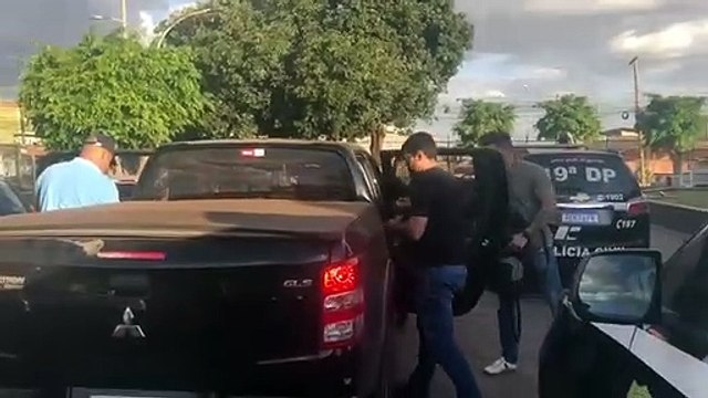 Veja momento em que acusado de matar homossexual chega à delegacia