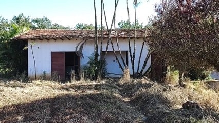 ABANDONADA CASA DE HÓSPEDES COM PISCINA