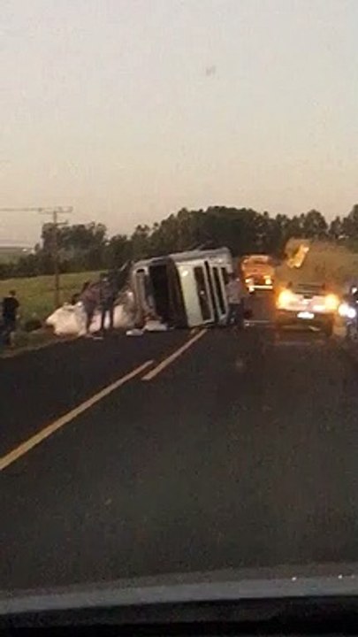 Carreta tomba na rodovia entre Umuarama e Xambrê; condutor sofreu ferimentos