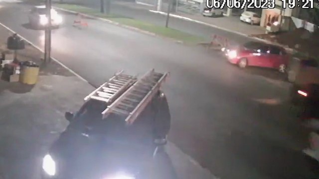 Câmeras de monitoramento registram acidente entre caminhão e carro na Avenida Rocha Pombo