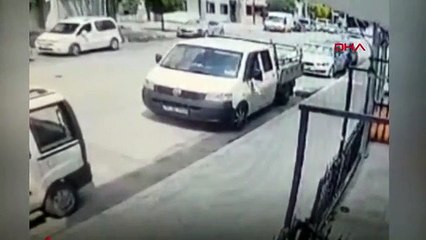 Attaque armée au milieu de la rue à Izmir： Reflétée sur une caméra de sécurité