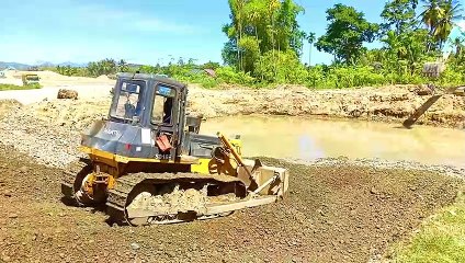 Power Bulldozer Shantui SD 16 E Flattens Sand Easily